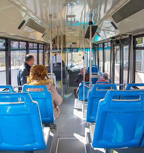 Interior de autobús urbano con varias personas sentadas